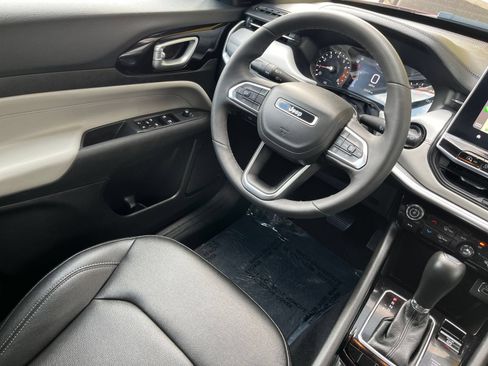 Used 2025 Jeep Compass Limited AWD/4WD image 39