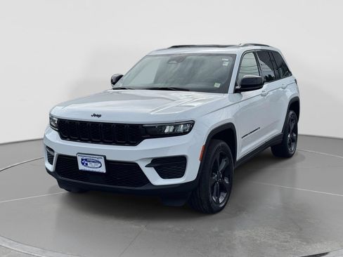Used 2023 Jeep Grand Cherokee Altitude AWD/4WD image 3