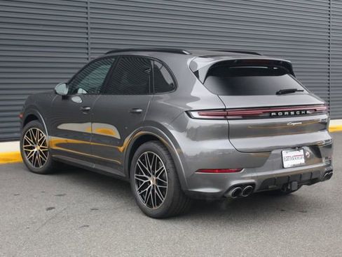 Certified 2025 Porsche Cayenne image 3