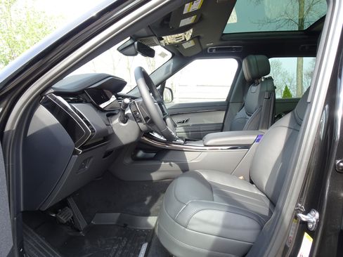 New 2026 Land Rover Range Rover Sport SE AWD/4WD image 2