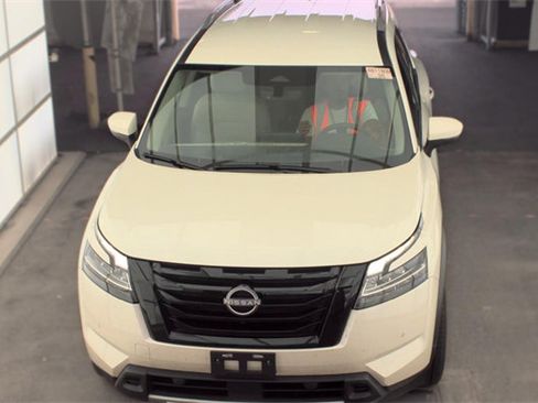 Used 2024 Nissan Pathfinder SL w/ Black Appearance Package AWD/4WD image 2