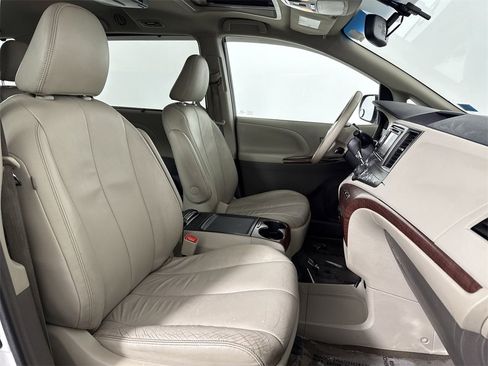 Used 2014 Toyota Sienna XLE image 23