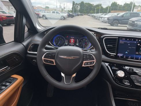 Used 2023 Chrysler Pacifica Pinnacle AWD/4WD image 16