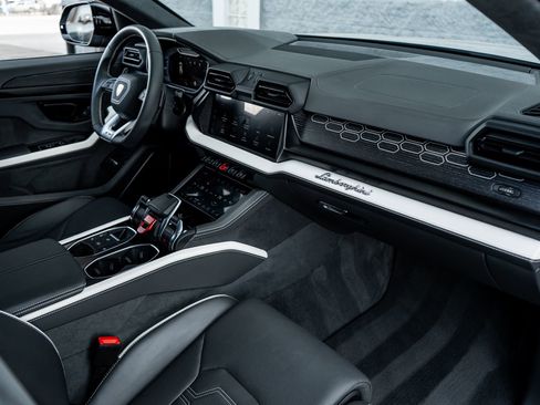 Used 2025 Lamborghini Urus SE image 2