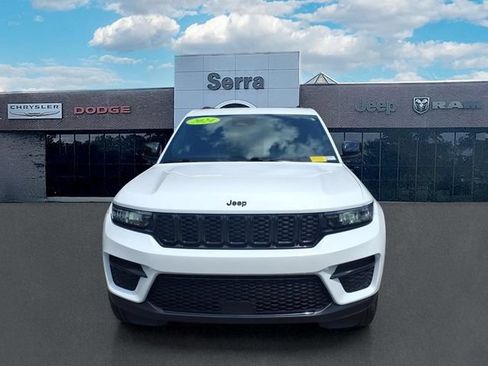 Used 2024 Jeep Grand Cherokee Altitude AWD/4WD image 2