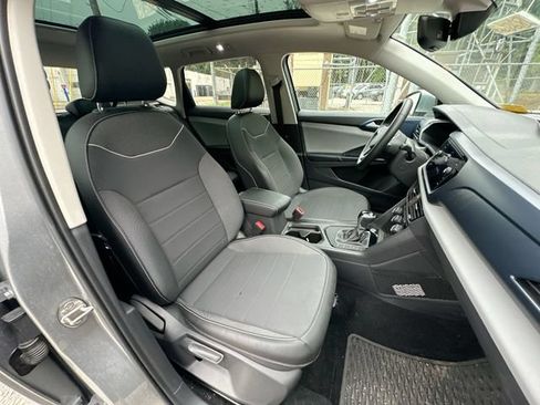Used 2023 Volkswagen Taos SE w/ Panoramic Sunroof Package FWD image 30