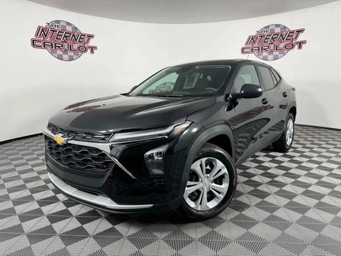 Used 2025 Chevrolet Trax LS image 1