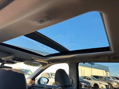 Used 2025 Nissan Rogue SV w/ SV Premium Package image 15