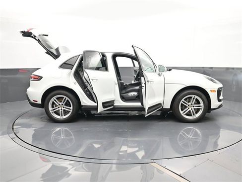 Used 2024 Porsche Macan image 32