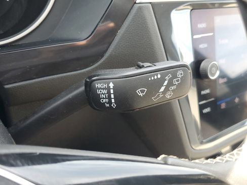 Used 2021 Volkswagen Tiguan SE image 31