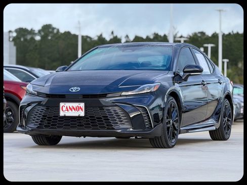 Used 2025 Toyota Camry SE FWD image 3