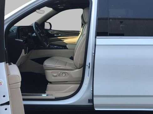 Used 2023 Cadillac Escalade ESV Premium Luxury AWD/4WD image 10