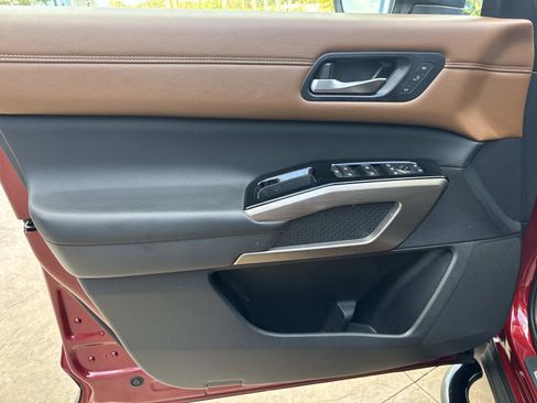 Used 2023 Nissan Pathfinder Platinum image 17