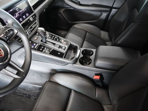 Used 2025 Porsche Macan image 20