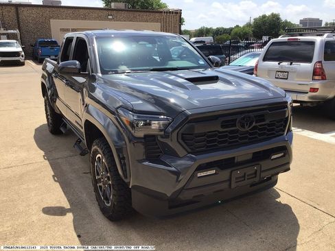 Used 2025 Toyota Tacoma TRD Sport AWD/4WD image 4