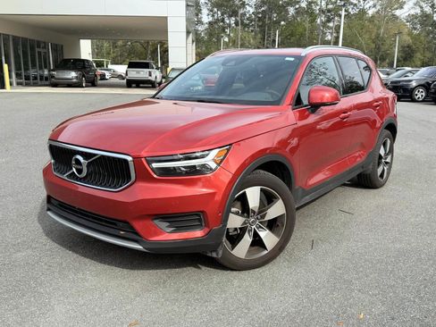 Used 2019 Volvo XC40 T5 Momentum image 1