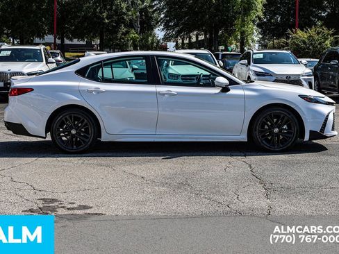 Used 2025 Toyota Camry SE image 9