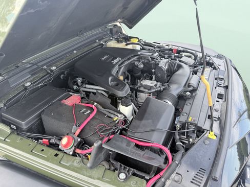 Used 2021 Jeep Gladiator Rubicon w/ Cold Weather Group image 11