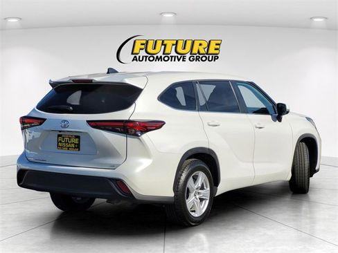 Used 2023 Toyota Highlander LE image 4
