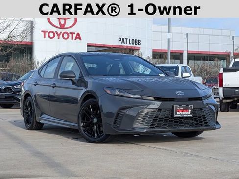 Used 2025 Toyota Camry SE image 2