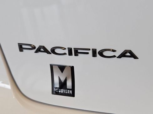 New 2025 Chrysler Pacifica Select w/ Fav Edition Package FWD image 8