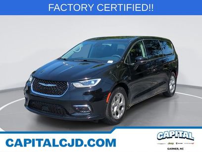 Certified 2024 Chrysler Pacifica Limited w/ Uconnect Theater Family Group