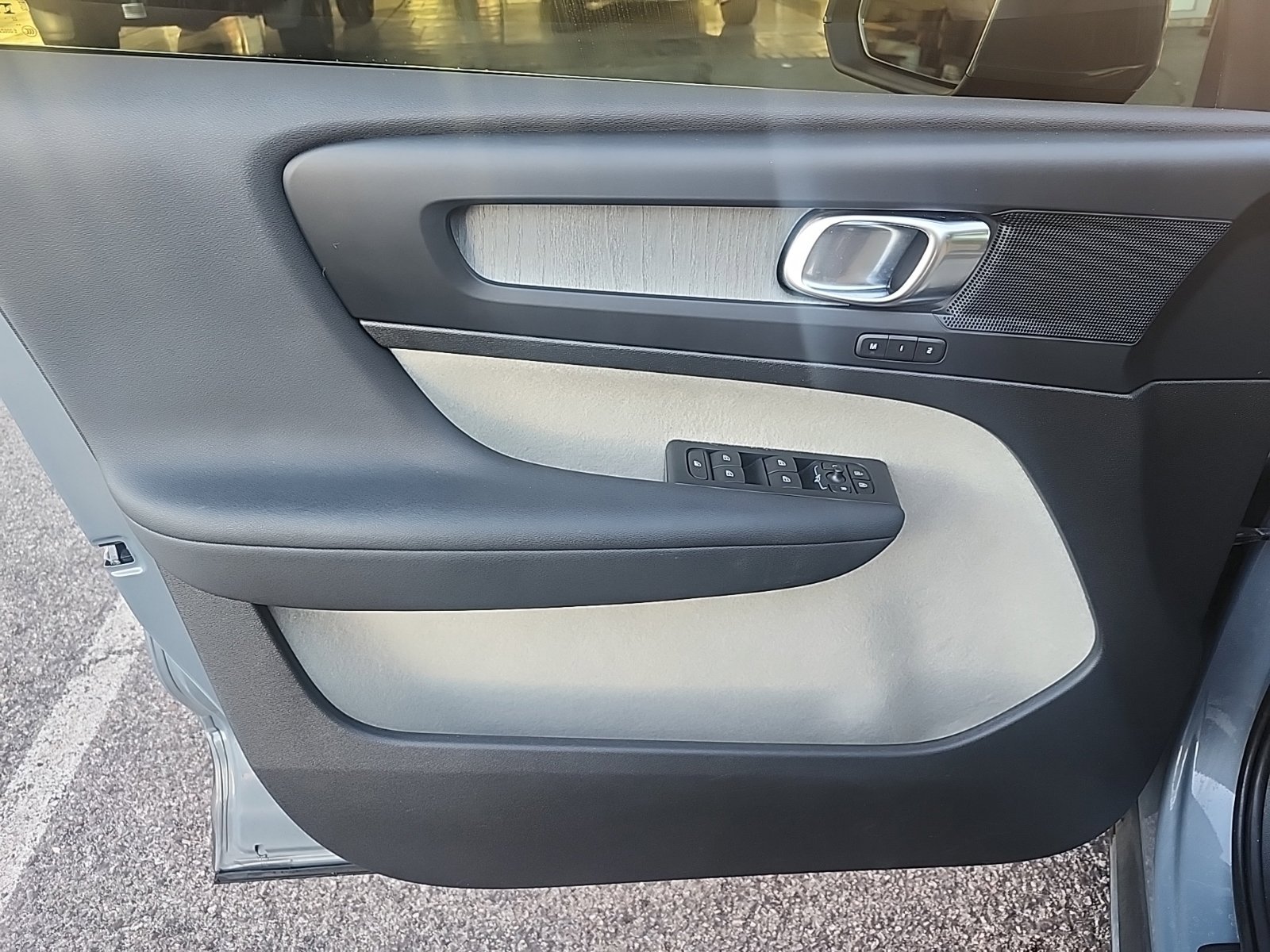 Used 2023 Volvo XC40 B5 Plus AWD/4WD image 12