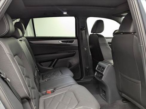 Used 2024 Volkswagen Atlas Cross Sport SE w/ Panoramic Sunroof Package FWD image 18
