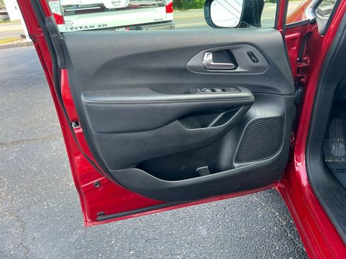 Used 2025 Chrysler Pacifica Select FWD image 13