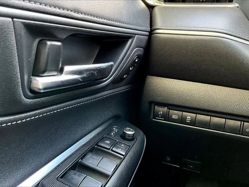 Used 2021 Toyota Venza XLE w/ Carpet Mat Package (TMS) image 33