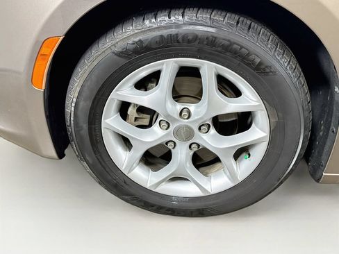 Used 2017 Chrysler Pacifica Touring Plus w/ Tire & Wheel Group FWD image 41