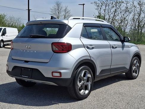 Used 2022 Hyundai Venue SEL FWD image 9