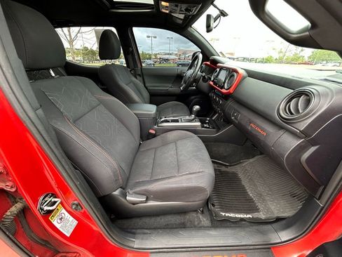 Used 2017 Toyota Tacoma TRD Off-Road AWD/4WD image 30