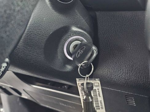 Used 2015 Toyota Highlander LE image 29