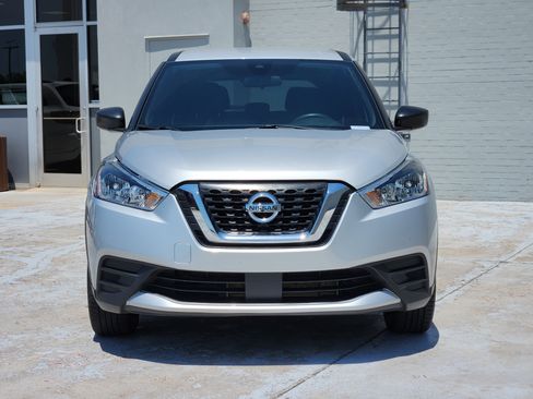 Used 2020 Nissan Kicks S FWD image 3