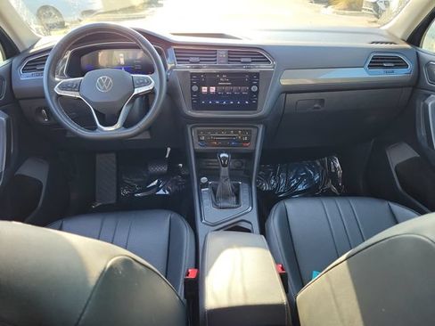 Used 2023 Volkswagen Tiguan SE w/ Panoramic Sunroof Package FWD image 12