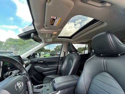 Used 2021 Toyota Highlander XLE FWD image 12