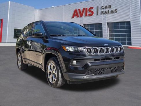 Used 2025 Jeep Compass Latitude w/ Sun & Sound Group AWD/4WD image 3