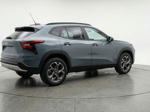 Used 2025 Chevrolet Trax LT w/ LT Convenience Package FWD image 9