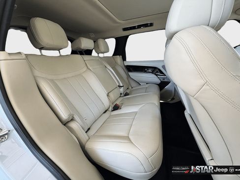 Used 2025 Land Rover Range Rover SE AWD/4WD image 29