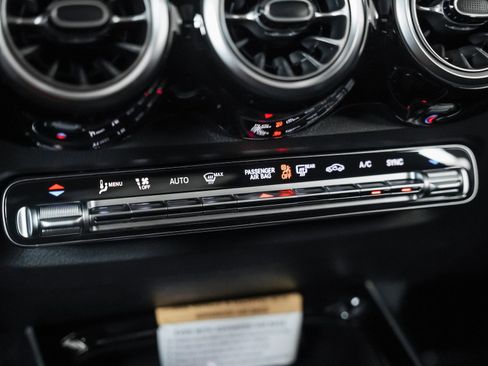 New 2025 Mercedes-Benz GLB 250 250 4MATIC image 18