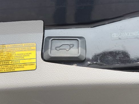 Used 2013 Toyota Highlander SE FWD image 10