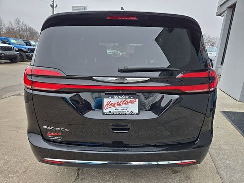 Used 2024 Chrysler Pacifica Touring-L image 9