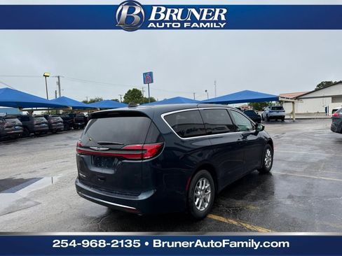 New 2025 Chrysler Pacifica Select image 5