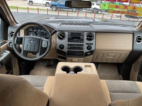 Used 2015 Ford F250 XLT w/ XLT Premium Package AWD/4WD image 9
