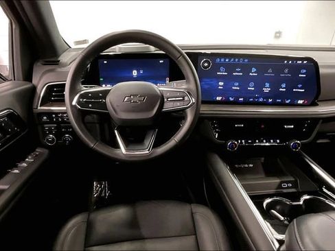 Used 2025 Chevrolet Suburban Z71 image 6