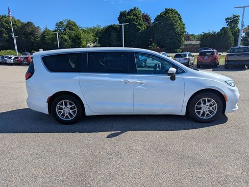 Used 2023 Chrysler Pacifica Touring-L FWD image 6