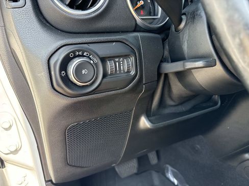 Used 2020 Jeep Wrangler Unlimited Sahara AWD/4WD image 30
