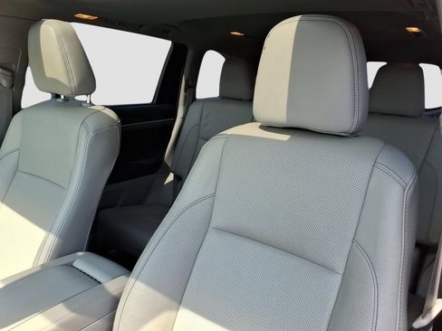 Used 2019 Toyota Highlander Limited FWD image 19