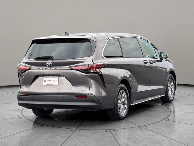 Certified 2022 Toyota Sienna XLE FWD image 6